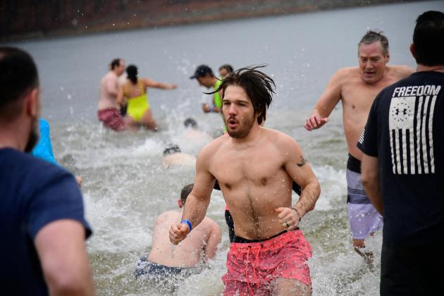 Polar plunging on a rainy day to benefit Maryland animal shelter