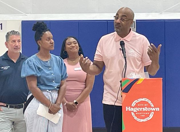 Former Georgia Tech, NBA basketball star Dennis Scott given key to the city of Hagerstown